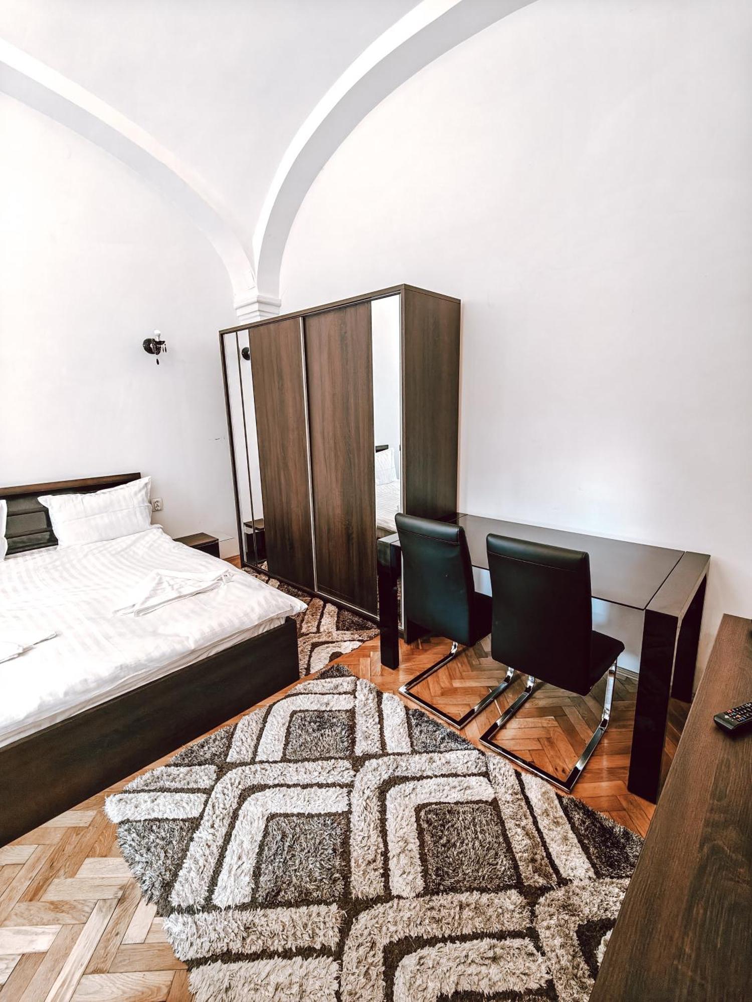 Berindei Studio - City Center - Private Parking Cluj-Napoca Eksteriør billede