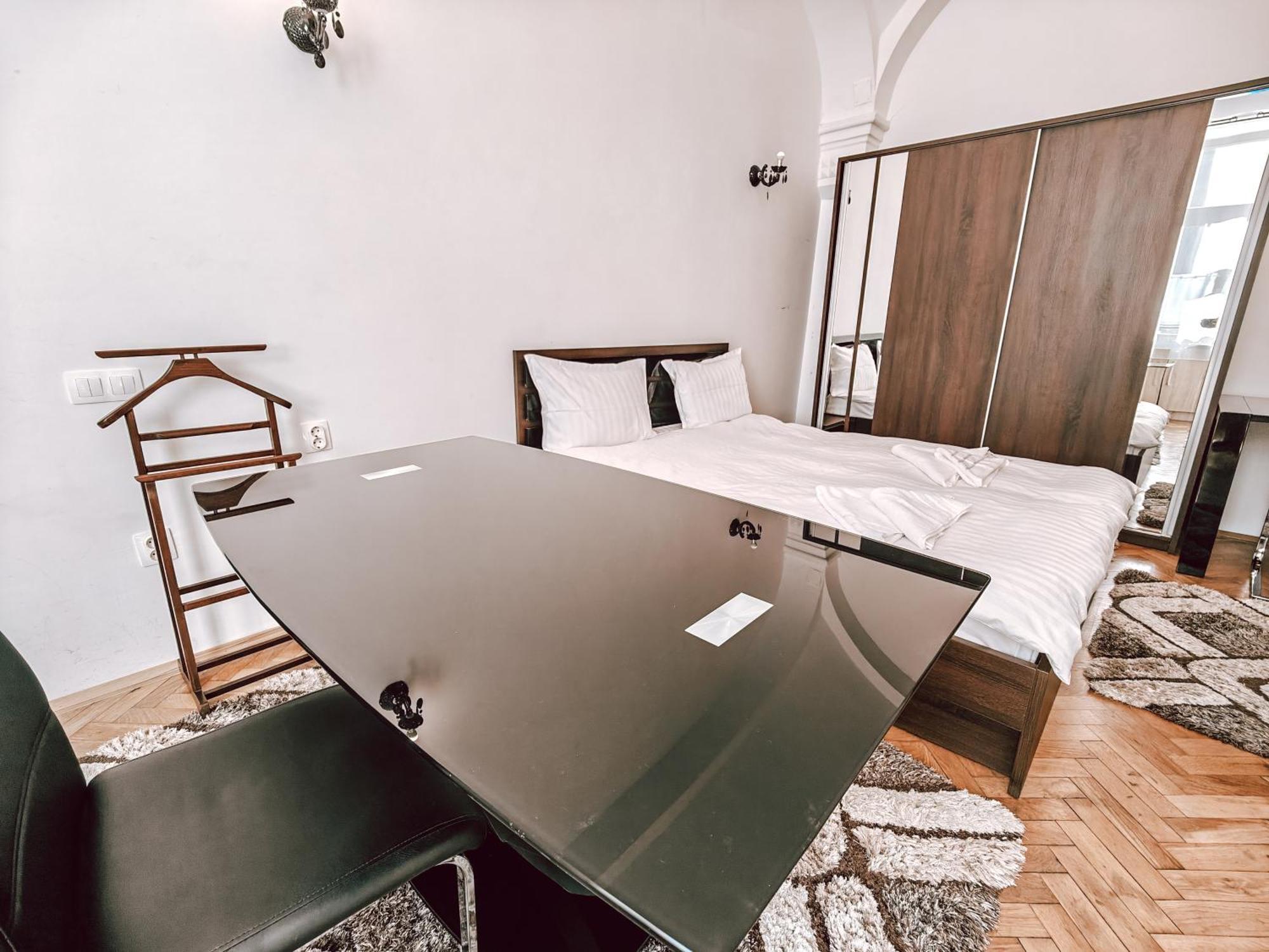 Berindei Studio - City Center - Private Parking Cluj-Napoca Eksteriør billede