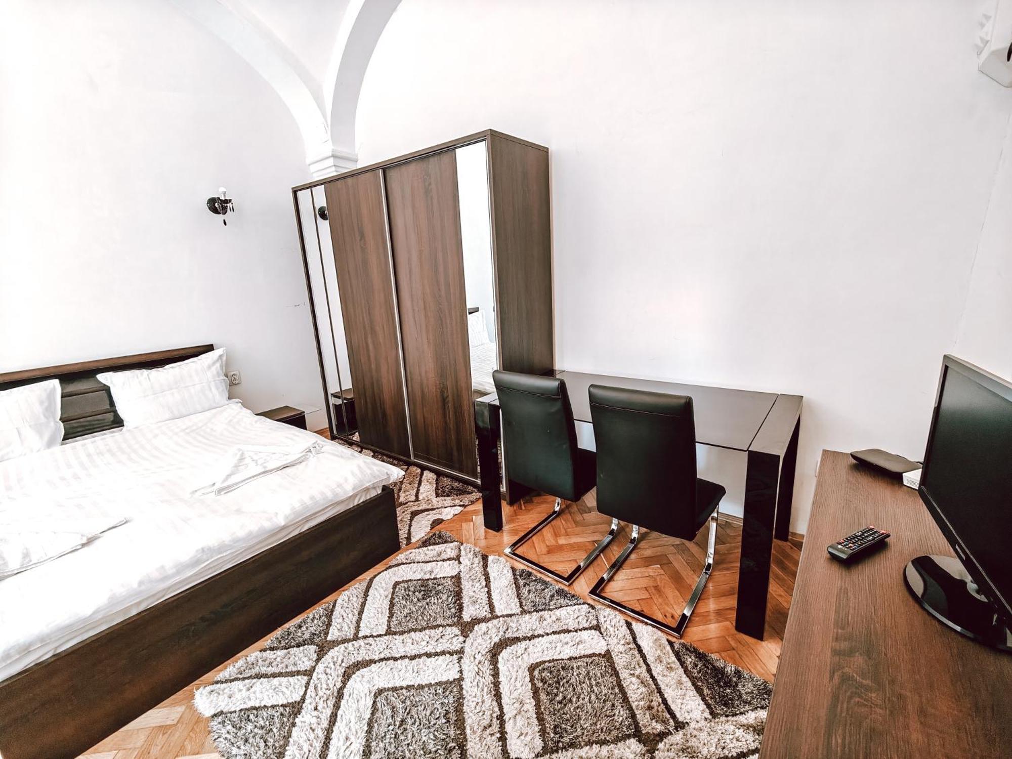 Berindei Studio - City Center - Private Parking Cluj-Napoca Eksteriør billede