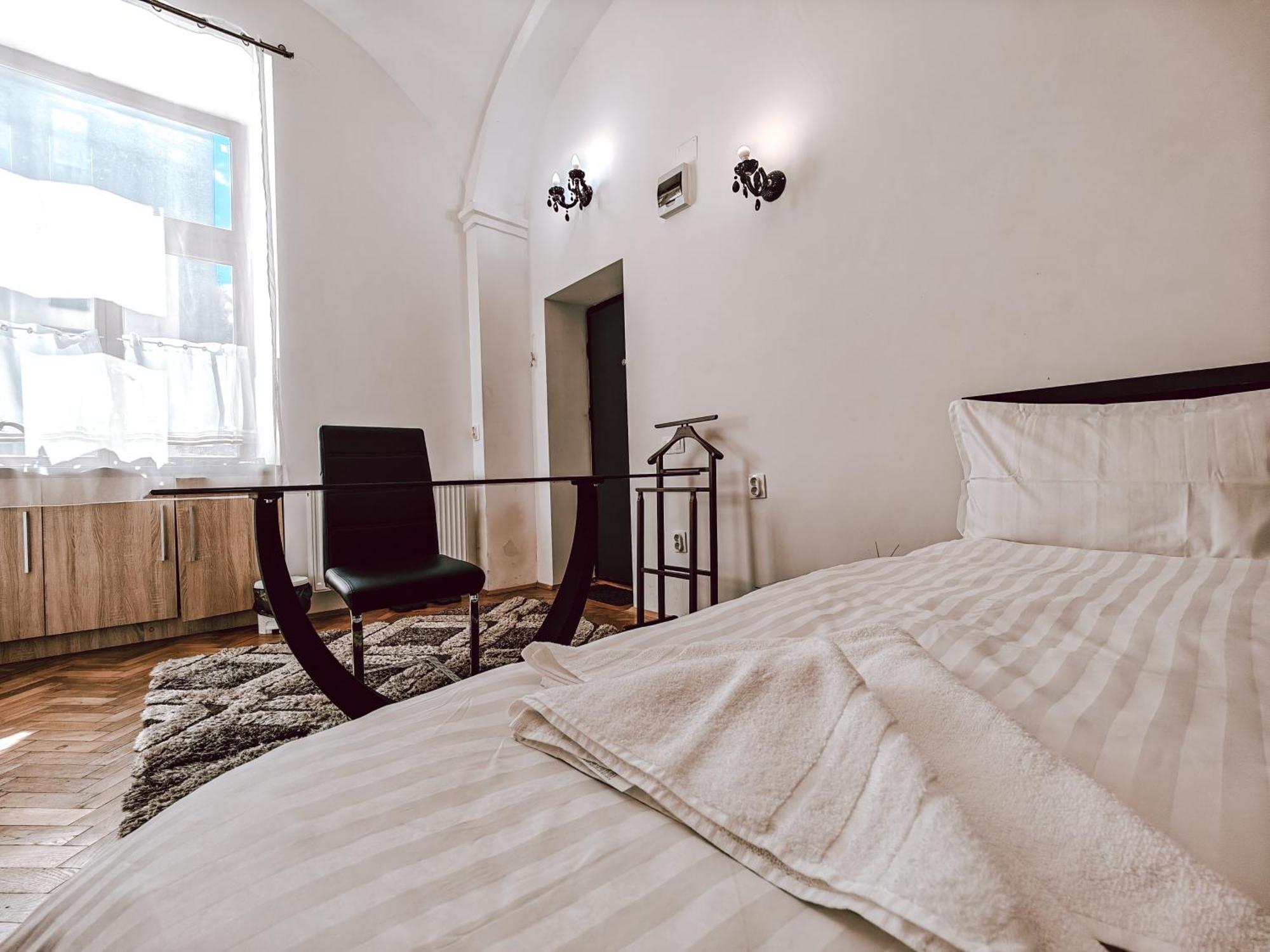 Berindei Studio - City Center - Private Parking Cluj-Napoca Eksteriør billede