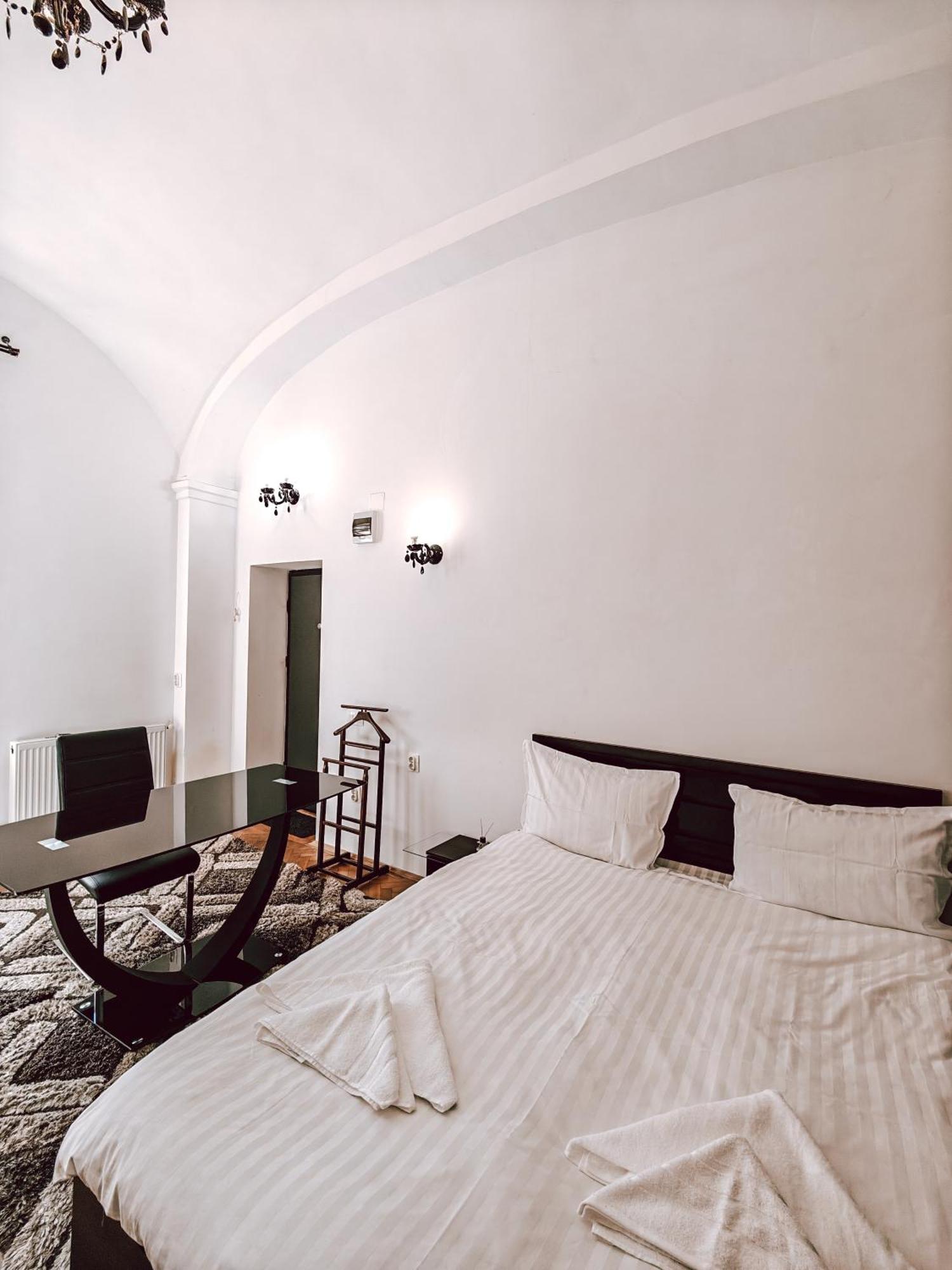 Berindei Studio - City Center - Private Parking Cluj-Napoca Eksteriør billede