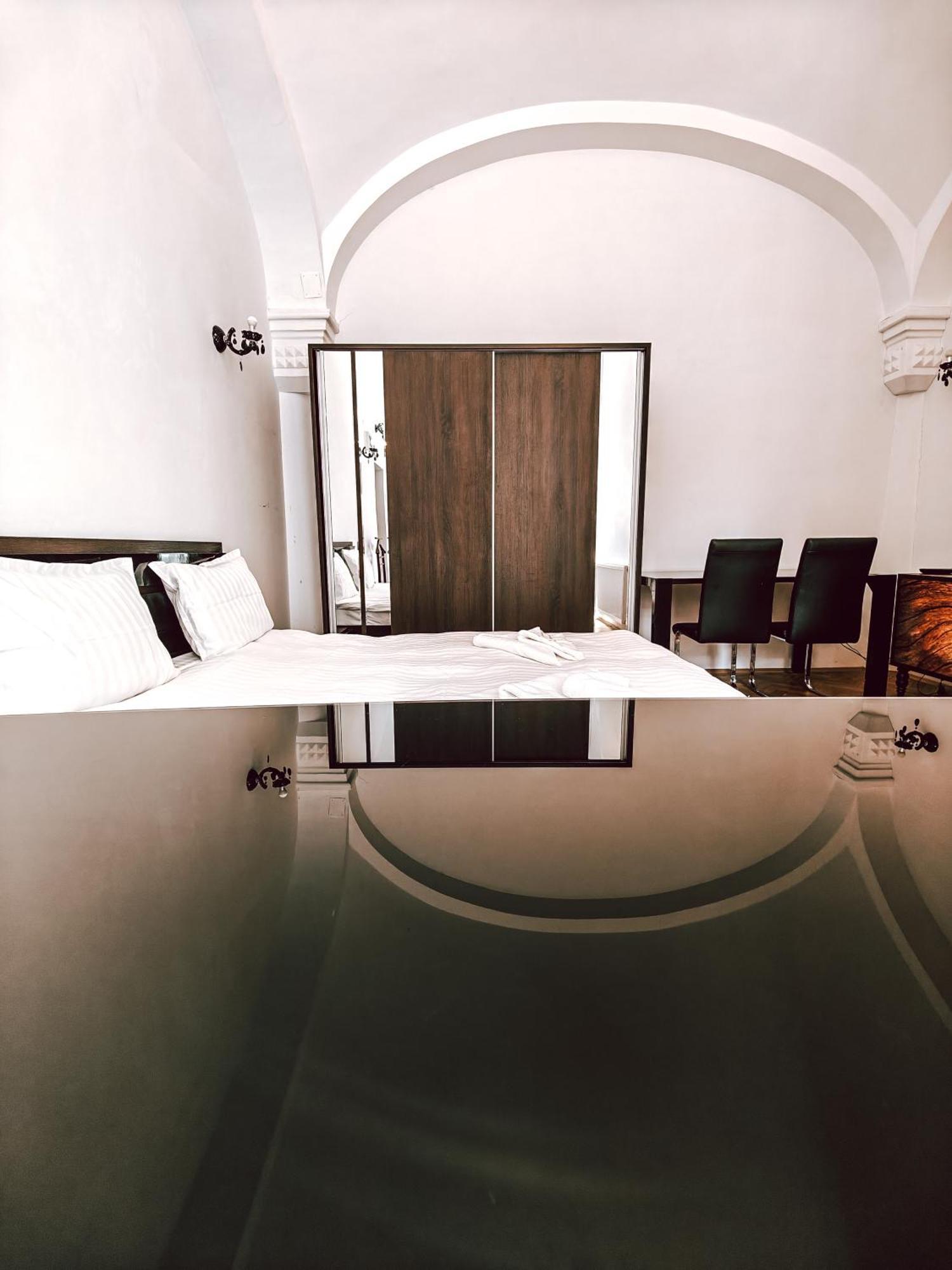 Berindei Studio - City Center - Private Parking Cluj-Napoca Eksteriør billede
