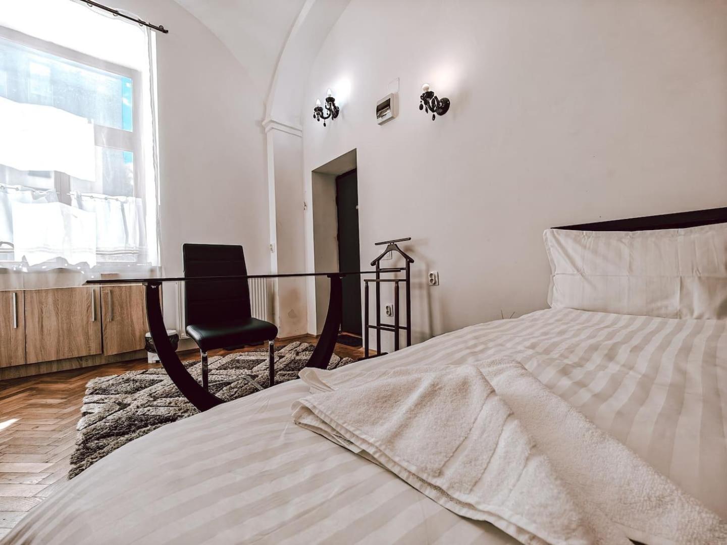 Berindei Studio - City Center - Private Parking Cluj-Napoca Eksteriør billede