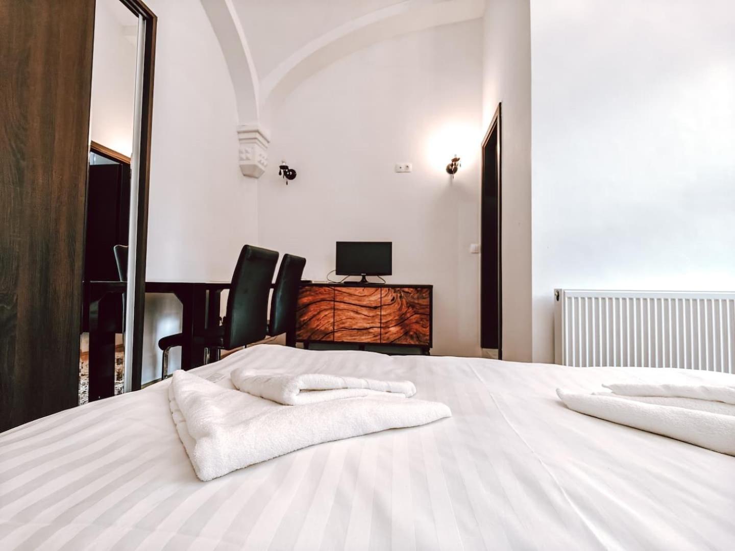Berindei Studio - City Center - Private Parking Cluj-Napoca Eksteriør billede